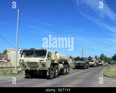 Zusätzliche Soldaten und Ausrüstung von der 264th Combat Support Service Bataillon kam in Fort Huachuca Nov. 9, 2018. Fort Huachuca stellt Gehäuse, Ausbildungseinrichtungen und Bereitstellflächen für Personal, Ausrüstung und Ressourcen. Us Northern Command ist die militärische Unterstützung für das Ministerium für Heimatschutz und den US-amerikanischen Zoll- und Grenzschutzbehörden der südlichen Grenze der Vereinigten Staaten zu sichern. Stockfoto