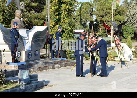 Us Air Force Colonel Brian Filler, 39th Air Base Wing stellvertretender Kommandeur, und die Mitglieder der Incirlik Ehrengarde legen einen Kranz in einem gemeinsamen Festakt commemerating Mustafa Kemal Atatürk, November 10, 2018, in Incirlik AB, die Türkei. Atatürk, der erste Präsident der modernen Republik Türkei, Schulen, getrennt für religiöse Angelegenheiten aus staatlichen Angelegenheiten und gewährt Frauen gleiche Rechte wie Männer. Stockfoto