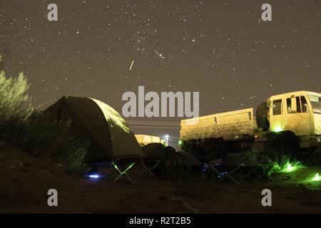 EL PASO - Service Mitglieder des dritten Bataillon, 133 Field Artillery Regiment, Schlafen unter dem klaren Sternenhimmel als ihren ersten Tag, einer dreitägigen Feld Training in Fort Bliss, Nov. 8, kommt zu einem Ende. Die gardisten sind qualifiziert für die verschiedenen Waffensysteme plus schärfen ihre Soldaten Fähigkeiten in den nächsten Tagen. Die Texas National Guard trainiert hart die Kampfkraft zu erhalten Mission bereit und immer wieder Aufrufe zum Handeln zu beantworten. Texas Wachposten Bereitstellung innerhalb des Staates Texas und rund um die Welt. ( Stockfoto