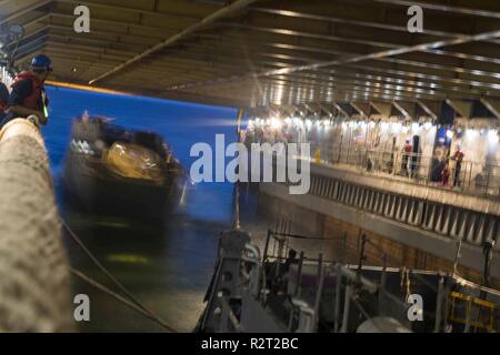 Gewässern vor der Küste von SAIPAN (Nov. 09, 2018) Die Landing Craft, Utility (LCU) 1633 beendet das gut Deck des Amphibischen dock Landung Schiff USS Ashland (LSD 48) mit Versorgung der Insel Saipan zu senden. Matrosen und Marines von Ashland, Commander, Amphibischen Squadron 11 vergeben werden, sind die Verteidigungsministerium Unterstützung des Commonwealth von zivilen und lokalen Beamten der Nördlichen Marianen" als Teil der FEMA-unterstützte Typhoon Yutu Wiederaufnahme Bemühungen. Stockfoto