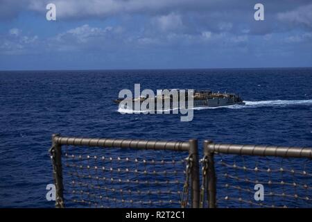 Gewässern vor der Küste von SAIPAN (Nov. 09, 2018) Landing Craft, Utility (LCU) 1634 kehrt in den Amphibischen dock Landung Schiff USS Ashland (LSD 48) mit Seglern aus Naval Beach Einheit 7 nach Durchführung der zivilen Behörden (DSCA) Bemühungen auf der Insel Saipan Verteidigung unterstützen. Matrosen und Marines von Ashland, Commander, Amphibischen Squadron 11 vergeben werden, sind die Verteidigungsministerium Unterstützung des Commonwealth von zivilen und lokalen Beamten der Nördlichen Marianen" als Teil der FEMA-unterstützte Typhoon Yutu Wiederaufnahme Bemühungen. Stockfoto