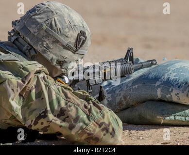 EL PASO - Service Mitglieder des dritten Bataillon, 133 Field Artillery Regiment, Ziel und Feuer an Ziele während einer dreitägigen Feld Training in Fort Bliss, Nov. 8. Die gardisten sind qualifiziert für die verschiedenen Waffensysteme plus schärfen ihre Soldaten Fähigkeiten und Konvois. Die Texas National Guard trainiert hart die Kampfkraft zu erhalten Mission bereit und immer wieder Aufrufe zum Handeln zu beantworten. Texas Wachposten Bereitstellung innerhalb des Staates Texas und rund um die Welt. ( Stockfoto