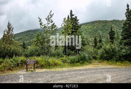 Ein Blick auf die Markierung signalisiert das Ende des Parks Straße bei Kantishna im Denali National Park Stockfoto