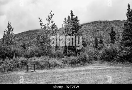 Ein Blick auf die Markierung signalisiert das Ende des Parks Straße bei Kantishna im Denali National Park Stockfoto