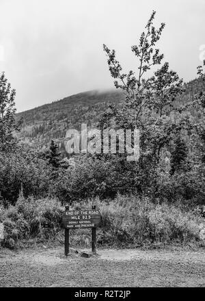 Ein Blick auf die Markierung signalisiert das Ende des Parks Straße bei Kantishna im Denali National Park Stockfoto