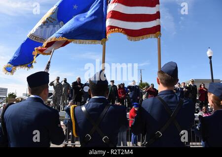 Die keesler Ehrengarde präsentiert die Farben während der Mississippi Gulf Coast Veterans Parade in Gulfport, Mississippi, Nov. 10, 2018. Keesler Air Force Base Führung zusammen mit Hunderten Flieger besucht und an der Parade nahmen an Unterstützung von allen Veteranen der Vergangenheit und Gegenwart. Mehr als 70 einzigartigen Wagen, Musikkapellen und militärischen Einheiten in der größten Veterans Day Parade an der Golfküste marschierten. Stockfoto