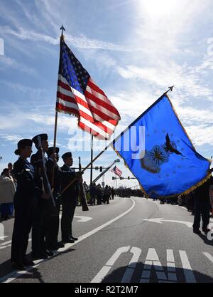 Die keesler Ehrengarde präsentiert die Farben während der Mississippi Gulf Coast Veterans Parade in Gulfport, Mississippi, Nov. 10, 2018. Keesler Air Force Base Führung zusammen mit Hunderten Flieger besucht und an der Parade nahmen an Unterstützung von allen Veteranen der Vergangenheit und Gegenwart. Mehr als 70 einzigartigen Wagen, Musikkapellen und militärischen Einheiten in der größten Veterans Day Parade an der Golfküste marschierten. Stockfoto