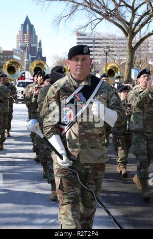 Staff Sergeant Jeff Kazmierski, 484Th Army Band, führt die Bildung beim marschieren die jährliche Veterans Day Parade in Milwaukee, Wisconsin, 10. November 2018. Kazmierski hat mit der Einheit für 18 Jahre gewesen und hat in unzähligen Paraden durchgeführt. Stockfoto