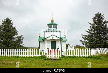 Ninilchik, AK-May 23, 2018: Ein Blick auf den "Heiligen Verklärung des Herrn Kapelle', Russisch-orthodoxe Kirche in der Nähe von Ninilchik auf der Kenai Halbinsel in Alas Stockfoto