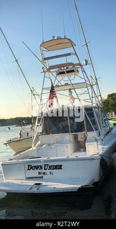 Die 39-Fuß-Sportboote in Miami, Florida, November 10, 2018. Ein Coast Guard Station Miami Beach 33-Fuß-Special Purpose Craft-Law Durchsetzung boatcrew die Reise des Schiffes nach der Entdeckung mehrerer Sicherheit Verletzungen beendet. Stockfoto