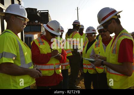 Qualitätssicherung die Aufsichtsbehörden treffen mit QS-Inspektoren für Ausbildung, bevor Sie auf das Feld fahren. Die Gruppe besteht aus Korps von Mitarbeitern aus verschiedenen Bezirken Unterstützung Hurrikan Michael im Süden von Georgia. Die US-Armee Korps der Ingenieure zusammen mit lokalen Regierungsbeamten, begann Rückstandabbau Aktivität in Georgien, unter der Leitung der Georgia Emergency Management und Homeland Security Agency (GEMA/HS) und Federal Emergency Management Agenturen (FEMA) als Teil der FEMA Ablagerungen mission Zuordnung. Stockfoto