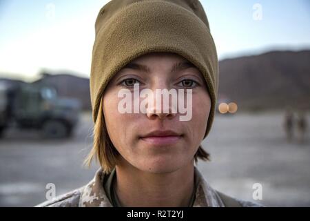 Pfc. Desarae Graves bereitet sich auf einen Konvoi während einer Live-fire Recovery mission auf Camp Wilson, Marine Corps Air Ground Combat Center Twentynine Palms, Kalifornien, November 5, 2018 - als Teil der integrierten Übung 1-19 abzuweichen. Marines mit Transport Services Unternehmen, die Bekämpfung der Logistik Bataillon 4, 3 Marine Logistics Group, ausgebildete beschädigte Fahrzeuge und Personal während der Kampfhandlungen zu erholen. ITX 1-19 ist ein groß angelegtes Marine Air-Ground Task Force integration Übung, in der CLB-4 Marinesoldaten und Matrosen Zug schnell auf jede Kontingenz zu reagieren, indem sie die vollständige Integration mit Grou Stockfoto