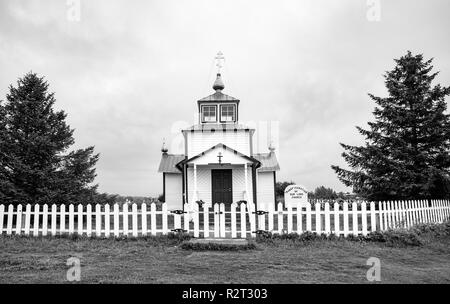 Ninilchik, AK-May 23, 2018: Ein Blick auf den "Heiligen Verklärung des Herrn Kapelle', Russisch-orthodoxe Kirche in der Nähe von Ninilchik auf der Kenai Halbinsel in Alas Stockfoto