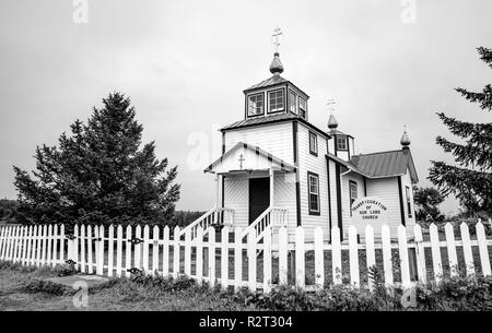 Ninilchik, AK-May 23, 2018: Ein Blick auf den "Heiligen Verklärung des Herrn Kapelle', Russisch-orthodoxe Kirche in der Nähe von Ninilchik auf der Kenai Halbinsel in Alas Stockfoto