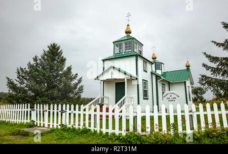 Ninilchik, AK-May 23, 2018: Ein Blick auf den "Heiligen Verklärung des Herrn Kapelle', Russisch-orthodoxe Kirche in der Nähe von Ninilchik auf der Kenai Halbinsel in Alas Stockfoto