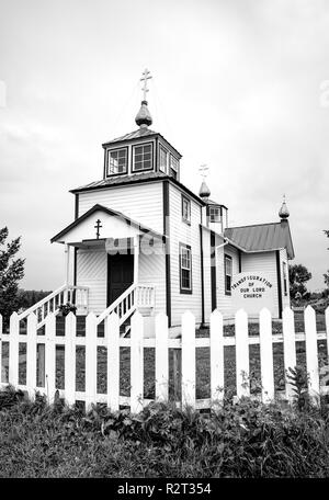 Ninilchik, AK-May 23, 2018: Ein Blick auf den "Heiligen Verklärung des Herrn Kapelle', Russisch-orthodoxe Kirche in der Nähe von Ninilchik auf der Kenai Halbinsel in Alas Stockfoto