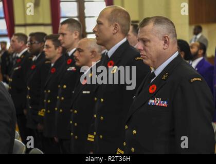 Flotte AKTIVITÄTEN Yokosuka, Japan (Nov. 11, 2018) Royal Canadian Navy Segler in der Flotte Aktivitäten Yokosuka "Glocken des Friedens' Memorial Veranstaltung zum Gedenken an den 100. Jahrestag des Endes des Ersten Weltkriegs die Zeremonie, durch mehrere aktuelle und ehemalige Seeleute auf Basis sowie Japan Maritime Self Defense Force, Royal Canadian Navy und der Royal Australian Navy Segler besuchten, war eine von mehr als 60 weltweit statt. Stockfoto