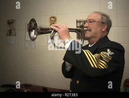 Pensionierte Chief Petty Officer Richard Gorman, US Navy, spielt die Hähne auf den Abschluss eines jährlichen Veterans Day Feier gehalten an der Kleinen Schwestern der Armen St. Joseph's Residence, Enfield, Anschl., November 09, 2018. Taps ist ein 24-Hinweis Trompetensignal vom Militär an der Beerdigung und Gedenkveranstaltungen gespielt, zur Senkung der Flagge und das Ende der Pflicht tag Signal begleiten. Stockfoto