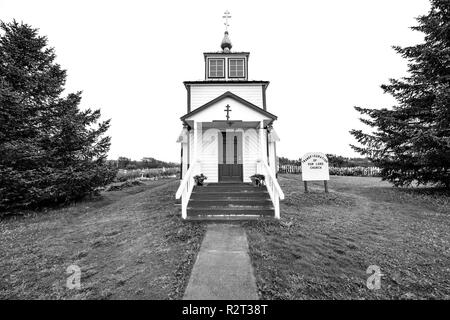 Ninilchik, AK-May 23, 2018: Ein Blick auf den "Heiligen Verklärung des Herrn Kapelle', Russisch-orthodoxe Kirche in der Nähe von Ninilchik auf der Kenai Halbinsel in Alas Stockfoto