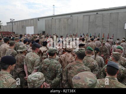 Soldaten und Offiziere der Combined Joint Task Force - inhärenten Lösen (CJTF-OIR) Koalition sammeln für eine Armistice Day Zeremonie an Union III, Bagdad an November 11, 2018. Armistice Day wird jährlich beobachtet am 07.11.11 und fällt mit Veteranen Tag und Tag der Erinnerung. Veteranen Tage ehrt alle amerikanischen Veteranen, und der Tag des Gedenkens ehrt die Mitglieder der Streitkräfte, die starben, während in der Linie der Aufgabe dienen. Heute ist die globale Koalition zu besiegen ISIS auf 74 Mitgliedstaaten und fünf internationalen Organisationen gewachsen und spiegelt die internationale Engagement für die Mission. Stockfoto