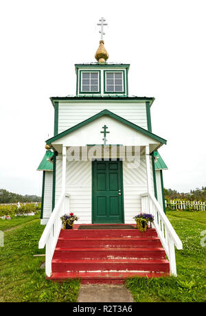 Ninilchik, AK-May 23, 2018: Ein Blick auf den "Heiligen Verklärung des Herrn Kapelle', Russisch-orthodoxe Kirche in der Nähe von Ninilchik auf der Kenai Halbinsel in Alas Stockfoto