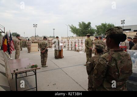 Soldaten und Offiziere der Combined Joint Task Force - inhärenten Lösen (CJTF-OIR) Koalition sammeln für eine Armistice Day Zeremonie an Union III, Bagdad an November 11, 2018. Armistice Day wird jährlich beobachtet am 07.11.11 und fällt mit Veteranen Tag und Tag der Erinnerung. Veteranen Tage ehrt alle amerikanischen Veteranen, und der Tag des Gedenkens ehrt die Mitglieder der Streitkräfte, die starben, während in der Linie der Aufgabe dienen. Heute ist die globale Koalition zu besiegen ISIS auf 74 Mitgliedstaaten und fünf internationalen Organisationen gewachsen und spiegelt die internationale Engagement für die Mission. Stockfoto