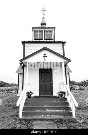 Ninilchik, AK-May 23, 2018: Ein Blick auf den "Heiligen Verklärung des Herrn Kapelle', Russisch-orthodoxe Kirche in der Nähe von Ninilchik auf der Kenai Halbinsel in Alas Stockfoto