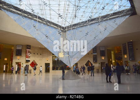 Touristen, Innenansicht der umgekehrten Pyramide im Musée du Louvre Paris Frankreich Stockfoto