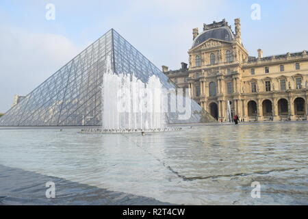 Glaspyramide und Brunnen im Innenhof des Palais du Louvre, Paris, Frankreich Stockfoto