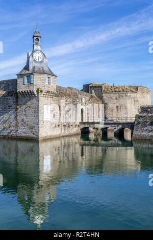 Befestigte Eingang an Ville schließen, die von Mauern umgebene Stadt in der Mitte des Hafens von Concarneau Stockfoto