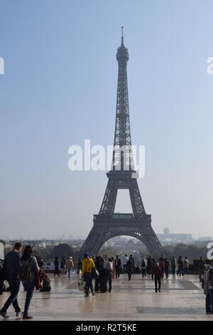 Touristen nehmen im berühmten Blick auf den Eiffelturm von der Terrasse des Trocadero Paris, Frankreich Stockfoto