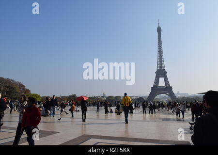 Touristen nehmen im berühmten Blick auf den Eiffelturm von der Terrasse des Trocadero Paris, Frankreich Stockfoto