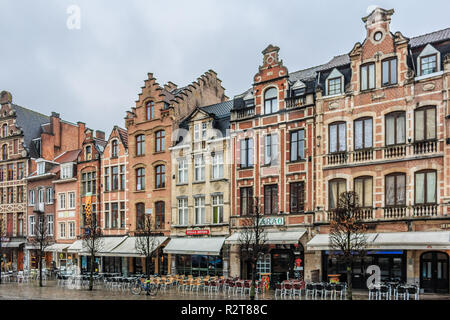 Leuven, Belgien - 19. Januar 2015: Reihe von schönen Gebäuden am Oude Markt (alter Markt), die längste Bar der Welt in der Regen Stockfoto