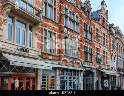 Leuven, Belgien - 19. Januar 2015: Reihe von schönen Gebäuden am Oude Markt (alter Markt), die längste Bar der Welt in der Regen Stockfoto