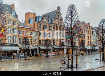 Leuven, Belgien - 19. Januar 2015: Reihe von schönen Gebäuden am Oude Markt (alter Markt), die längste Bar der Welt in der Regen Stockfoto