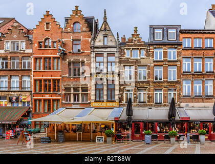 Antwerpen, Belgien - 18. Januar 2015: Antwerpen Stadtbild mit traditionellen Backsteinhäuser am Groenplaats, historischen Platz in der Nähe der Kathedrale Unserer Lieben Frau Stockfoto