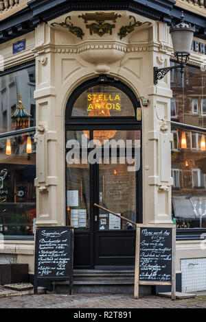 Antwerpen, Belgien - 18. Januar 2015: Fassade eines belgischen Bar mit einem Menü außerhalb und Stella Artois. Belgien ist berühmt für seine Biere und p Stockfoto