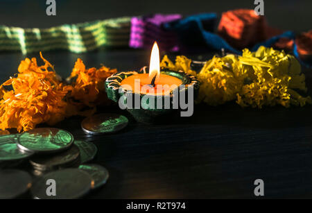 Eine typische Ansicht der Diya arrangiert für das Feiern Diwali und dhanteras in Asien Stockfoto