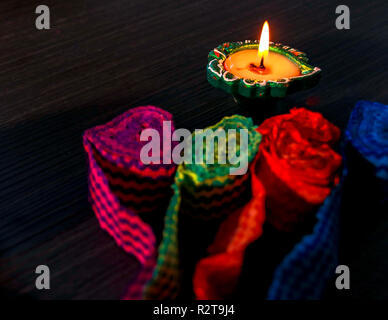 Eine typische Ansicht der Diya arrangiert für das Feiern Diwali und dhanteras in Asien Stockfoto