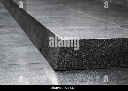 Schwarzer Granit Treppe Ecke, abstrakte Architektur Fragment. Nahaufnahme mit selektiven Fokus Stockfoto