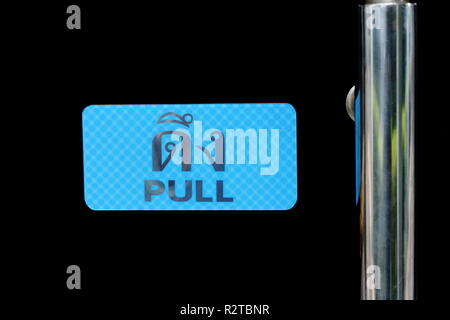 Closeup Bild von ziehen Zeichen sowohl in Thai und Englisch sprachen auf dunklem Glas Tür eines Shop Stockfoto