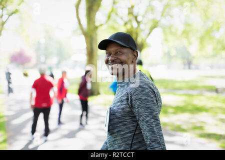 Portrait zuversichtlich, fröhlich älterer Mann Sport Rennen in Park Stockfoto