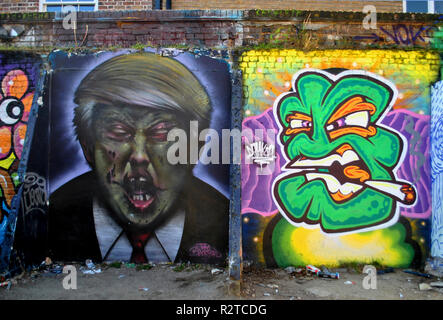 DONALD TRUMP, Street Art, die sich durch ein WORTSPIEL TITEL Resident Evil & VIELLEICHT EIN STREET ART VICE PRESIDENT NEBEN IHM. Wie GESEHEN IN EINEM HOF der Brick Lane. Stockfoto