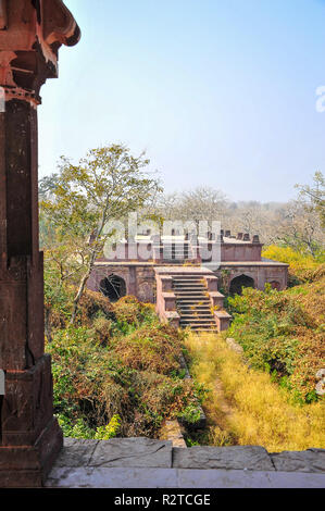 Alte Ruinen, Ranthambore Fort, Rajisthan, Indien. Zerbröckelnde fortess Gebäude in der Natur Lebensraum, von battis Khamba Chhatri Tempel gesehen Stockfoto