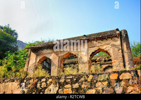 Alte Ruinen, Ranthambore Fort, Rajisthan, Indien. Zerbröckelnde fortess Gebäude in der Natur Lebensraum, mit blauem Himmel Hintergrund Stockfoto