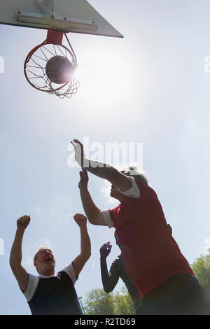 Aktive ältere Männer Basketball spielen Stockfoto