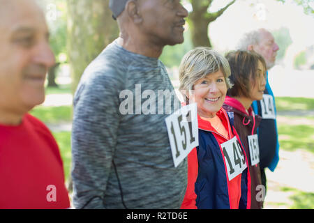 Portrait Active Senior Frau an Sport race Start in Park Stockfoto