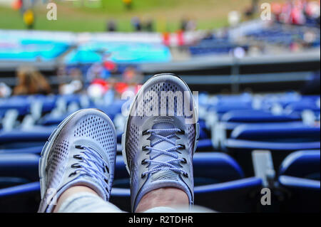 Nahaufnahme Blick von oben auf die paar Damen klassische weiße Turnschuhe mit graue Verkleidung. Moderner Lifestyle Schuhe für Männer und Frauen, mit sporting Veranstaltungsort Hintergrund Stockfoto