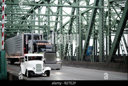 Stilvolle Amerikanische Big Rig black Classic semi Truck mit Einschalten der Scheinwerfer und Chrom Zubehör mit poliertem Aluminium Kühlschrank halb traile Stockfoto