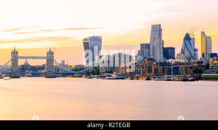 Lange Exposition, Panoramablick auf Londoner Stadtbild bei Sonnenuntergang mit Referenzmarken Stockfoto
